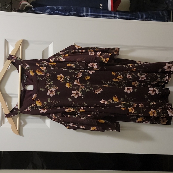 Plus size floral cold shoulder - Picture 5 of 6